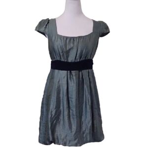 <> Elegant Green Dress with Black Accent Belt